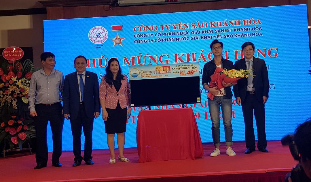 Lãnh đạo Công ty Yến sào Khánh Hòa trao giải thưởng cho khách hàng may mắn 