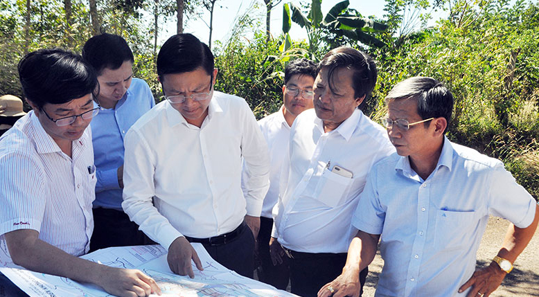 Lãnh đạo các sở, ngành, UBND thị xã Đồng Xoài và đoàn công tác Tập đoàn FLC khảo sát tại khu vực hồ Suối Cam thuộc phường Tân Phú