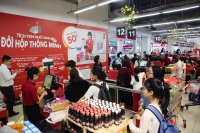 Người dân tấp nập vào siêu thị sắm Tết