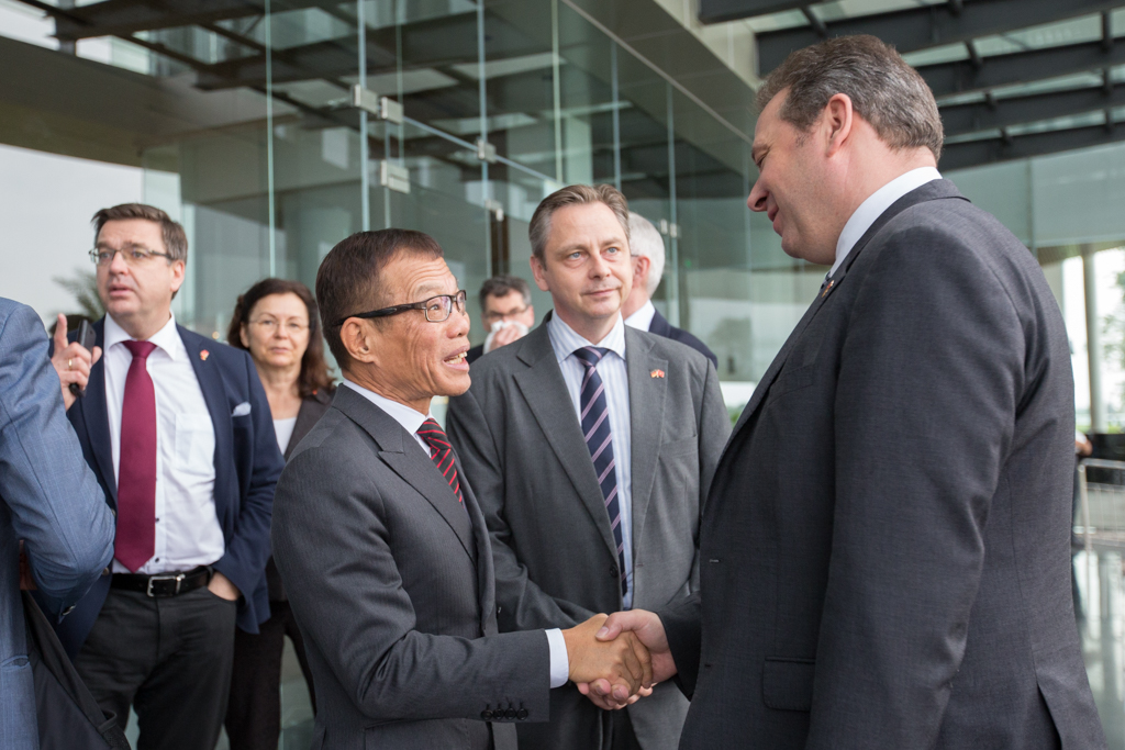 Ông Võ Quang Huệ – Phó Tổng giám đốc Tập đoàn Vingroup chào mừng đoàn Ủy ban Ngân sách Quốc hội Đức đến thăm và làm việc tại nhà máy VinFast.