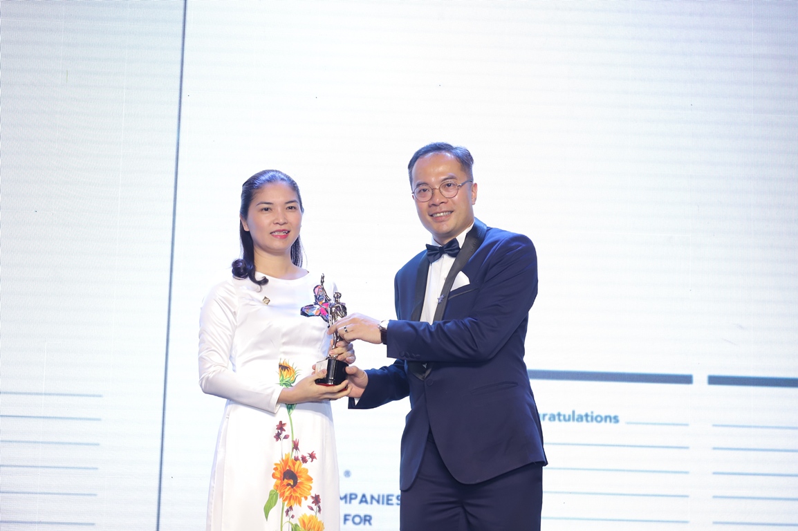 Bà Trần Thị Mỹ Hạnh - Phó Tổng Giám đốc Tập đoàn Sun Group, đại diện nhận giải thưởng Top 50 doanh nghiệp có môi trường làm việc tốt nhất châu Á 2019 từ ông William Ng, Tổng biên tập tạp chí HR Asia
