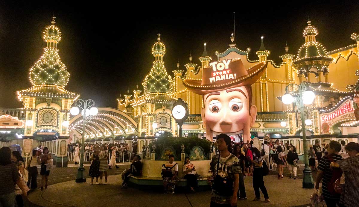 Các Công viên giải trí Disneyland sáng rực về đêm và luôn tấp nập khách (Ảnh: Internet)
