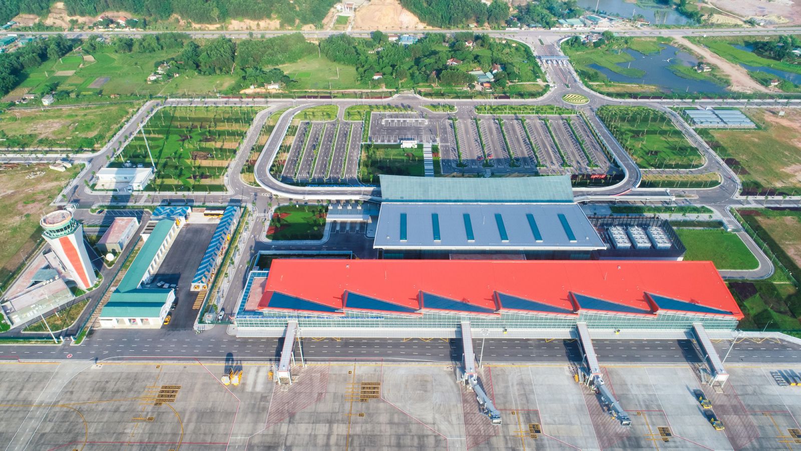 Sân bay tư nhân đầu tiên tại Việt Nam do Tập đoàn Sun Group xây dựng tại Vân Đồn, Quảng Ninh góp phần quan trọng thúc đẩy kinh tế và du lịch của tỉnh.
