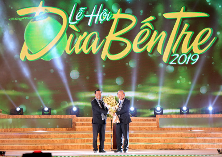 Bí thư Tỉnh ủy Phan Văn Mãi tặng hoa Phó Thủ tướng Thường trực Chính phủ Trương Hòa Bình