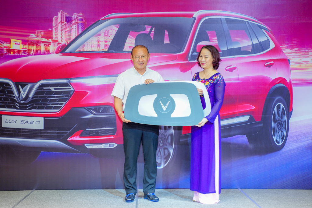 HLV Park Hang-seo nhận chìa khóa tượng trưng chiếc xe VinFast Lux SA2.0 từ bà Hoàng Bạch Dương – Giám đốc chi nhánh TP.HCM Tập đoàn Vingroup.