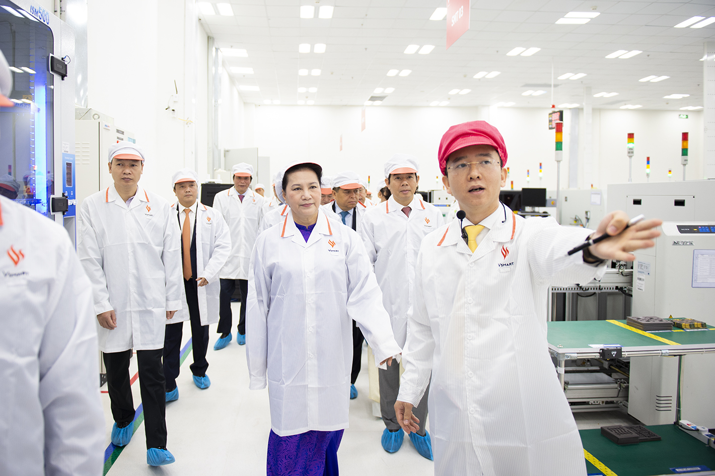 Các đại biểu đi thăm dây chuyền sản xuất và các sản phẩm của Nhà máy sản xuất thiết bị điện tử thông minh VinSmart