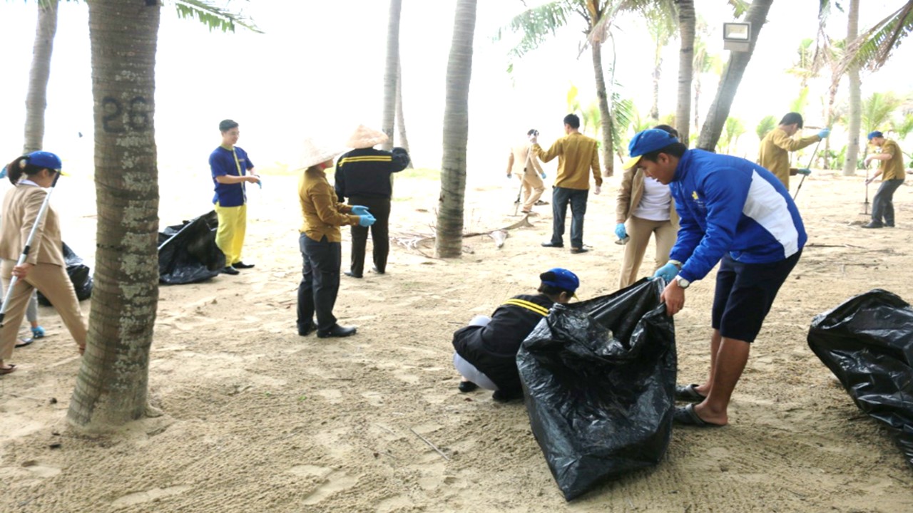 Nhân viên Primier Village Danang Resort làm sạch biển