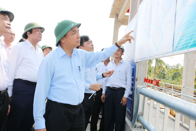 Thủ tướng Chính phủ Nguyễn Xuân Phúc khảo sát thực tế cống ngăn mặn An Hiệp.