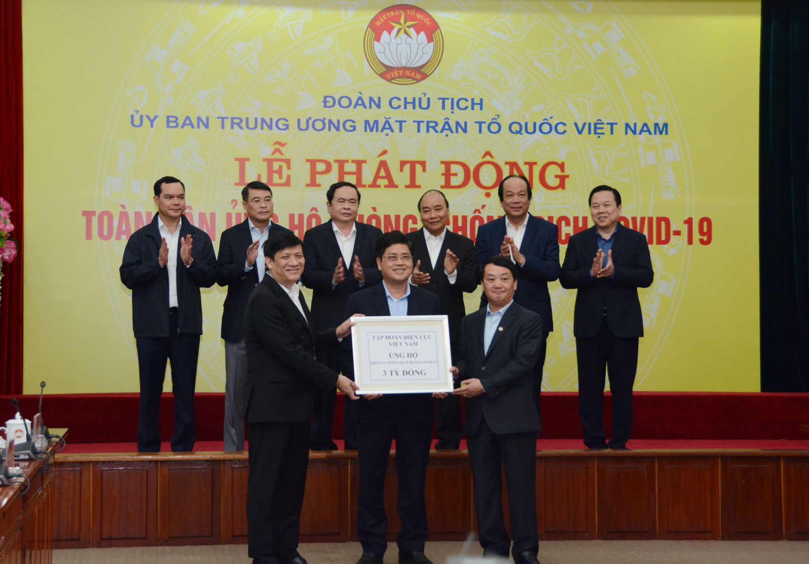 ông Võ Quang Lâm – Phó Tổng giám đốc EVN đã trao ủng hộ tổng cộng số tiền là 03 tỷ đồng của Tập đoàn Điện lực Việt Nam và các Tổng Công ty thuộc Tập đoàn với tinh thần chung tay cùng cả nước phòng, chống dịch COVID-19