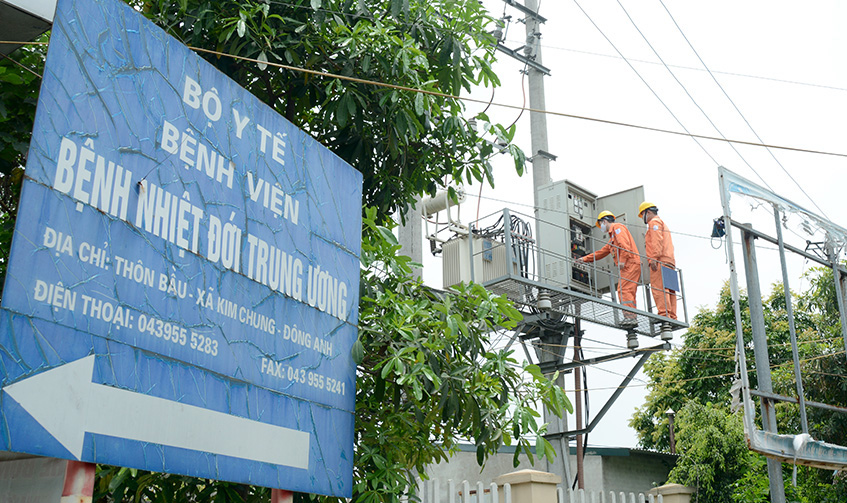 Công nhân Công ty Điện lực Đông Anh kiểm tra trạm biến áp cấp điện cho Bệnh viện Bệnh nhiệt đới Trung ương