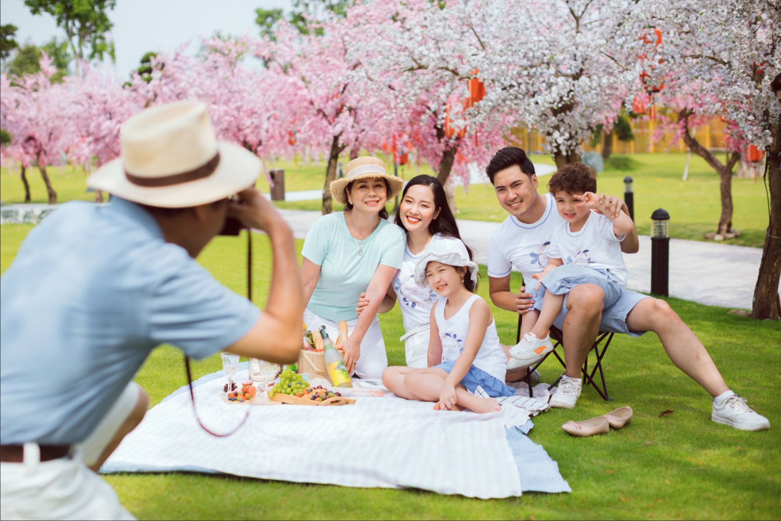Vườn Nhật Bản Zen Park ấn tượng với quảng trường đèn lồng, cung đường hoa anh đào rực rỡ… Những mảng không gian rực rỡ được phủ bởi “rừng hoa anh đào” khiến các gia đình vô cùng thích thú. 