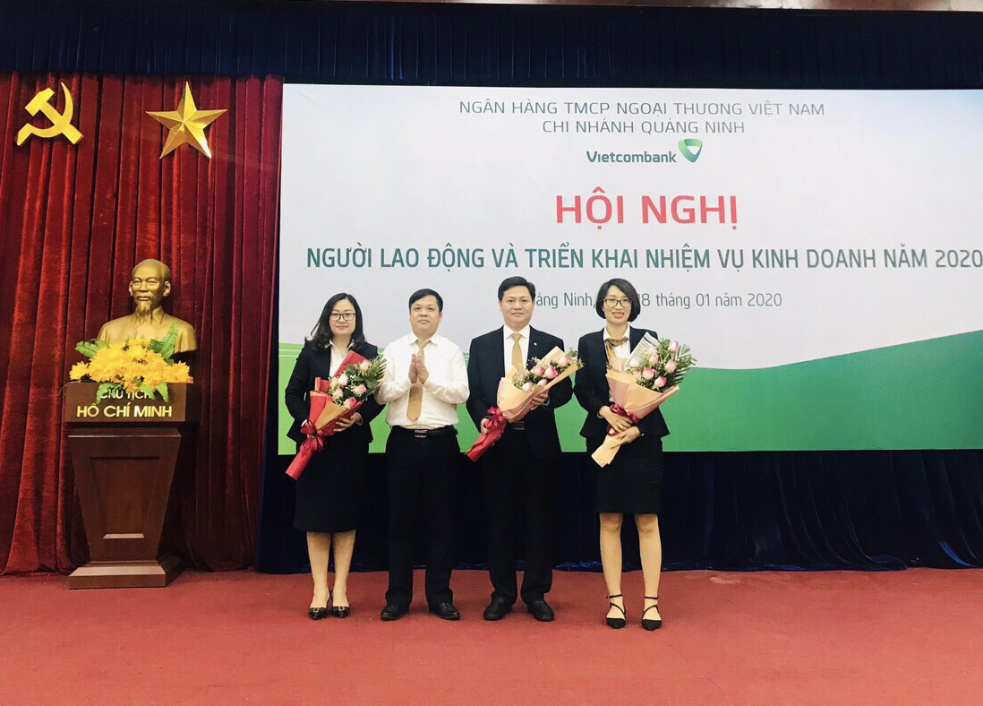 Ông Hoàng Quốc Chiến, Bí thư Chi bộ, Giám đốc Vietcombank Quảng Ninh (thứ hai từ trái sang) tặng hoa và khen thưởng các tập thể có thành tích xuất sắc trong thực hiện nhiệm vụ kinh doanh năm 2019.