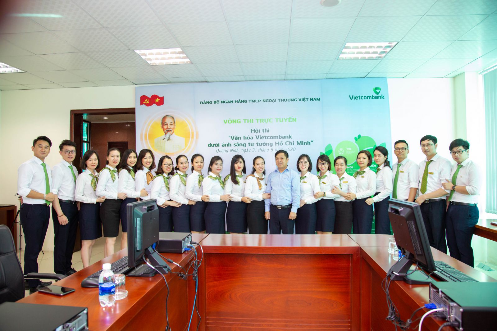 Ông Hoàng Quốc Chiến, Bí thư Chi bộ, Giám đốc Vietcombank Quảng Ninh (áo xanh, đứng giữa) cùng đội thi VCB Quảng Ninh tại “Hội thi Văn hóa Vietcombank”