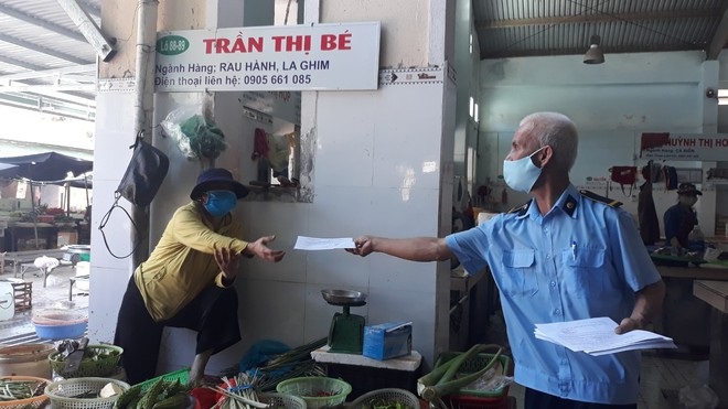 Người dân Đà Nẵng nghiêm túc chấp hành chỉ thị đi chợ ngày chẵn-lẻ của chính quyền thành phố (ảnh: Thanh Niên)