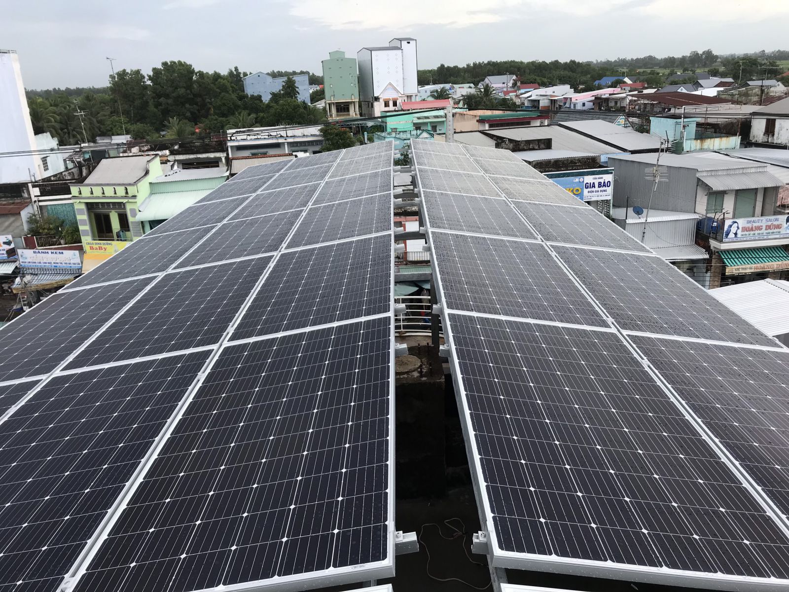 Các nhà đầu tư điện mặt trời mái nhà rất mong muốn các vướng mắc đã nêu cũng như một số đề xuất kiến nghị của EVN sớm được Bộ Công Thương giải quyết và hướng dẫn cụ thể