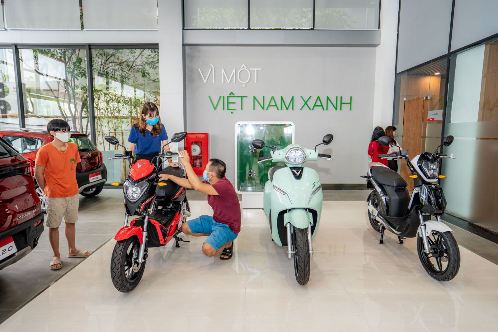 Khu vực trưng bày rộng 280 m2 của showroom Phạm Văn Đồng không chỉ có các dòng ô tô VinFast Lux SA2.0, Lux A2.0 và Fadil, mà còn có cả các dòng xe máy điện KlaraS, Impes và Ludo, cùng các phụ kiện, đồ chơi dành riêng cho các dòng xe VinFast.