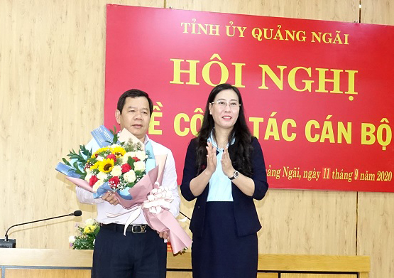 Bà Bùi Thị Quỳnh Vân- Ủy viên dự khuyết BCH Trung ương Đảng, Bí thư Tỉnh ủy, Chủ tịch HĐND tỉnh tặng hoa ông Đặng Văn Minh