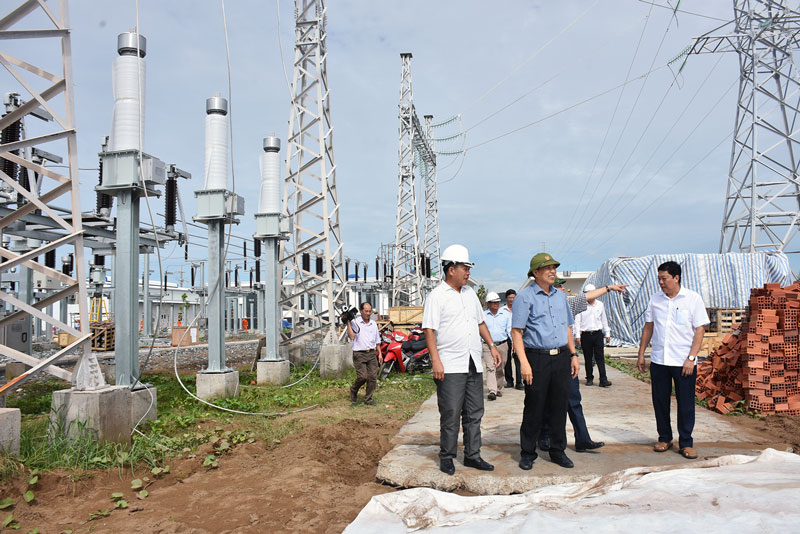 Chủ tịch UBND tỉnh Bến Tre Cao Văn Trọng khảo sát tiến độ thi công của Dự án Nhà máy điện gió sốp/5, tại xã Thạnh Hải, huyện Thạnh Phú.