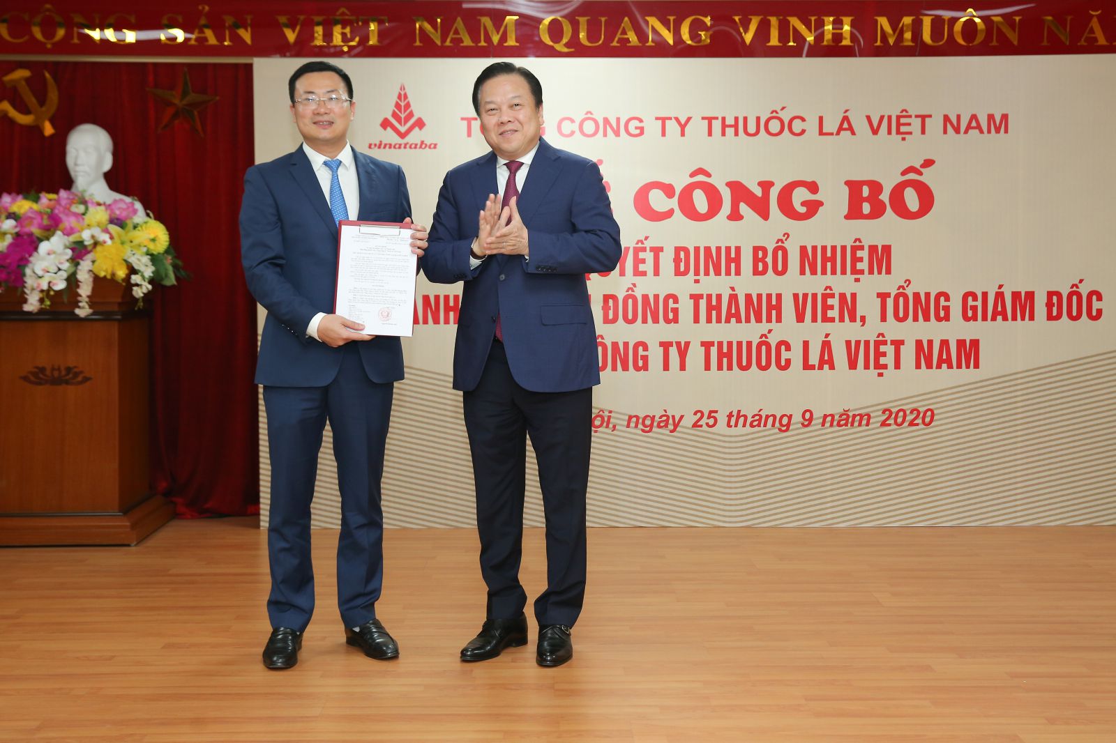 ông Nguyễn Hoàng Anh - Chủ tịch Ủy ban Quản lý vốn nhà nước tại doanh nghiệp trao quyết định cho ông