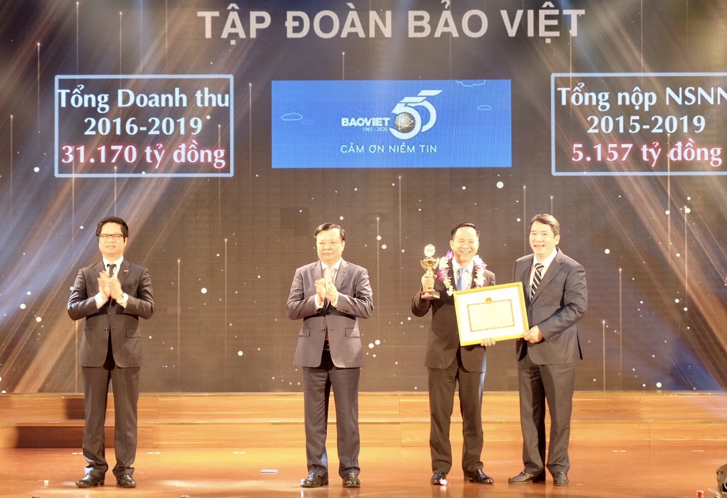 Đại diện Tập đoàn Bảo Việt nhận kỷ niệm chương và Bằng khen của Bộ Tài chính