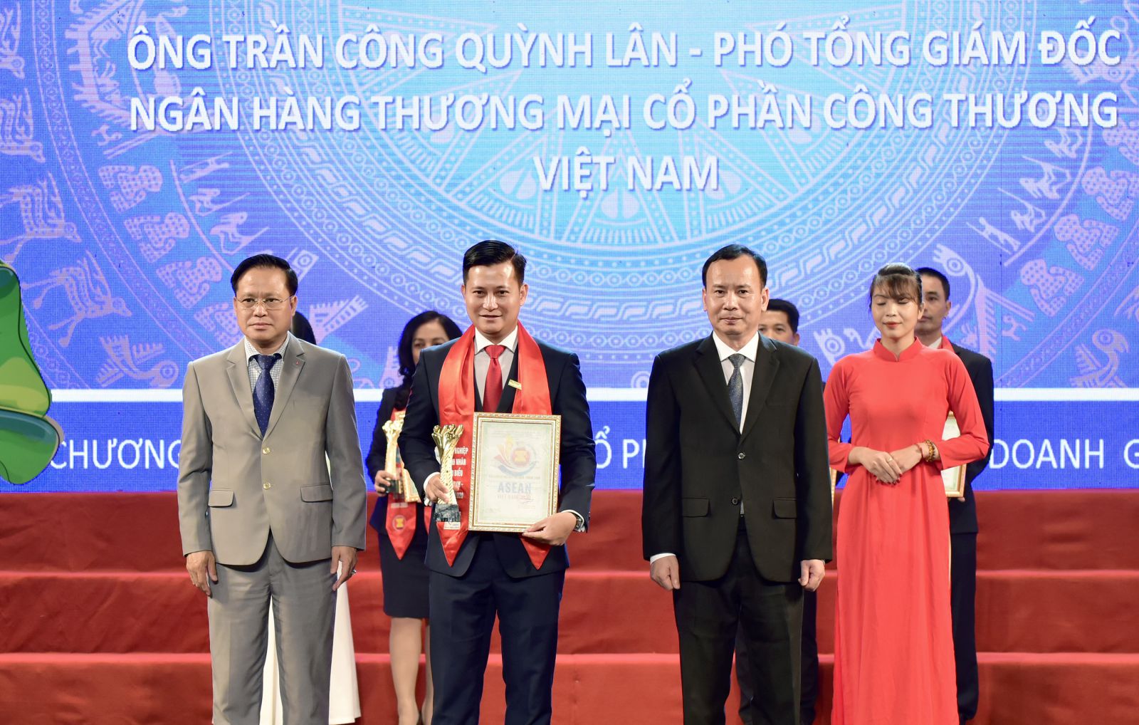 Ông Trần Công Quỳnh Lân - Phó Tổng Giám đốc VietinBank vinh dự được nhận danh hiệu “Nhà quản lý giỏi ASEAN”