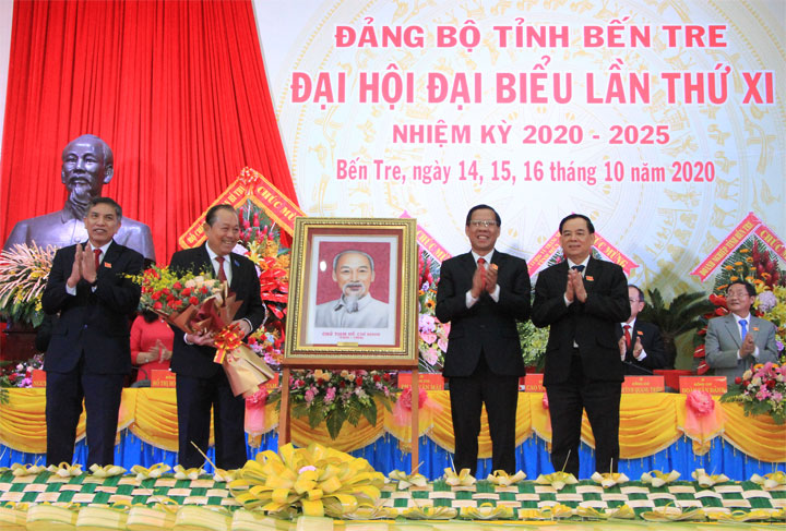 Đồng chí Trương Hòa Bình trao tặng Đảng bộ tỉnh Bến Tre chân dung Bác Hồ kính yêu.