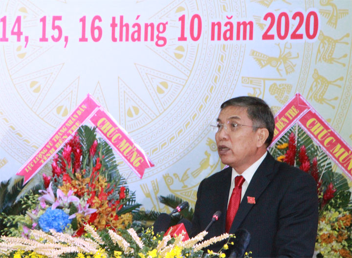 Đồng chí Cao Văn Trọng - Phó Bí thư, Chủ tịch UBND tỉnh trình bày Báo cáo kiểm điểm của Ban Chấp hành Đảng bộ tỉnh khóa X, nhiệm kỳ 2015-2020.