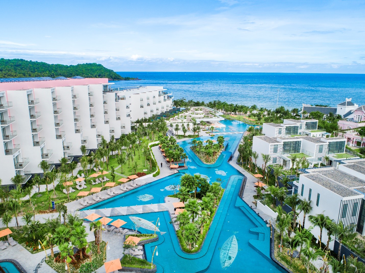 Bể bơi tràn bờ trong khu nghỉ dưỡng Premier Residences Phu Quoc Emerald Bay