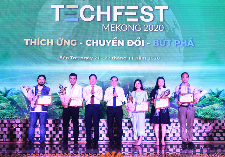 Thứ trưởng Trần Văn Tùng và Chủ tịch UBND tỉnh Trần Ngọc Tam trao giấy chứng nhận cho 5 doanh nghiệp khởi nghiệp tiêu biểu xuất sắc. 