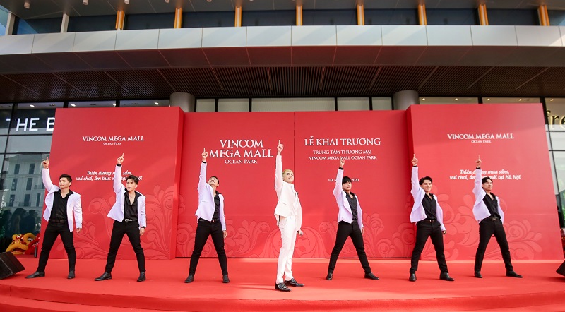 Đặc biệt, chương trình được khuấy động bởi ca sĩ Noo Phước Thịnh cùng các fan hâm mộ.