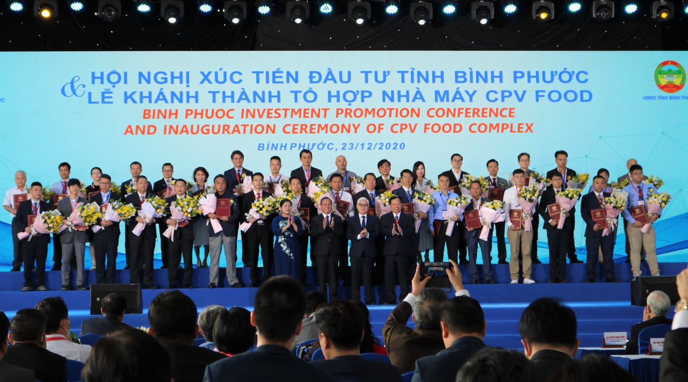 UBND tỉnh Bình Phước trao quyết định chủ trương đầu tư, giấy chứng nhận đăng ký đầu tư cho 35 nhà đầu tư