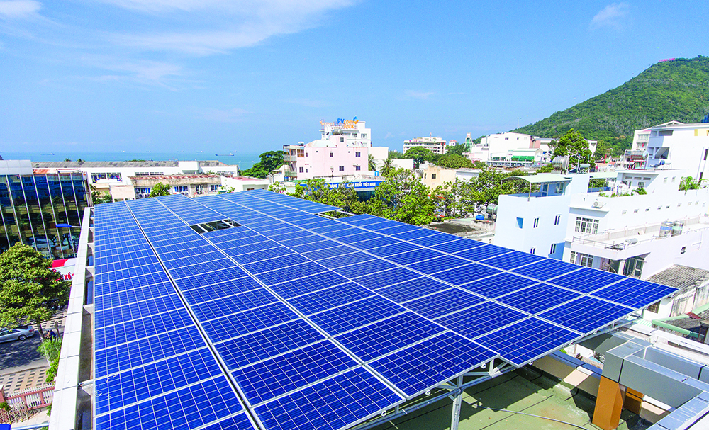 cả nước đã có 101.029 công trình điện mặt trời mái nhà đã được đấu nối vào hệ thống điện với tổng công suất lắp đặt lên tới gần 9.296 MWp
