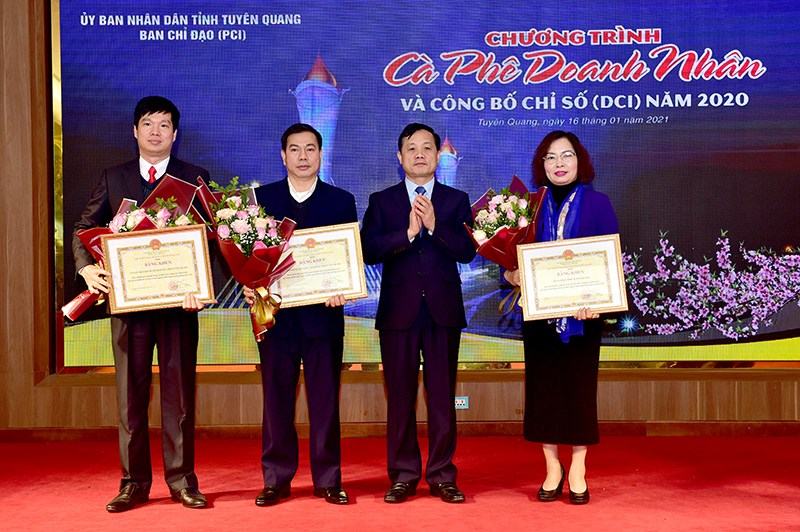 Chủ tịch UBND tỉnh tặng Bằng khen cho 3 tập thể, gồm: UBND Huyện Hàm Yên; Sở Tư pháp; Chi nhánh Ngân hàng Nhà nước tỉnh vềp/thành tích xuất sắc trong cải thiện chỉ số năng lực cạnh tranh cấp huyện, thành phố và sở, ngành tỉnh năm 2020.