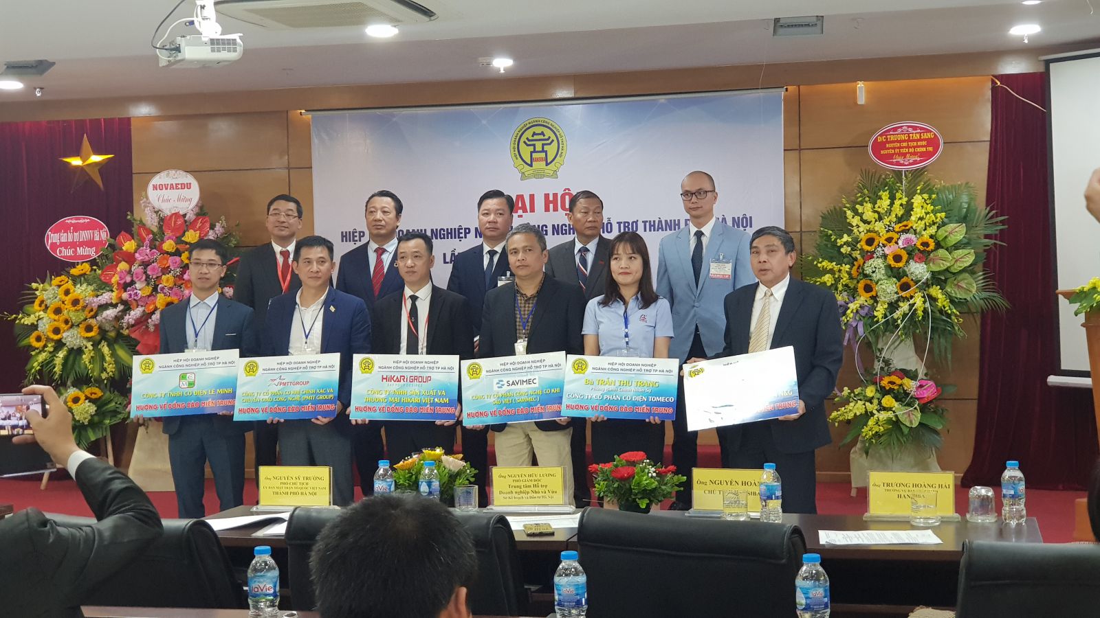 Các doanh nghiệp ủng hộ miền Trung bị thiên tai, đặc biệt Tập đoàn N&G (N&G GROUP) đã trao tặng 1 tỷ đồng cho Chương trình 500.000 áo phao tới ngư dân Việt Nam.