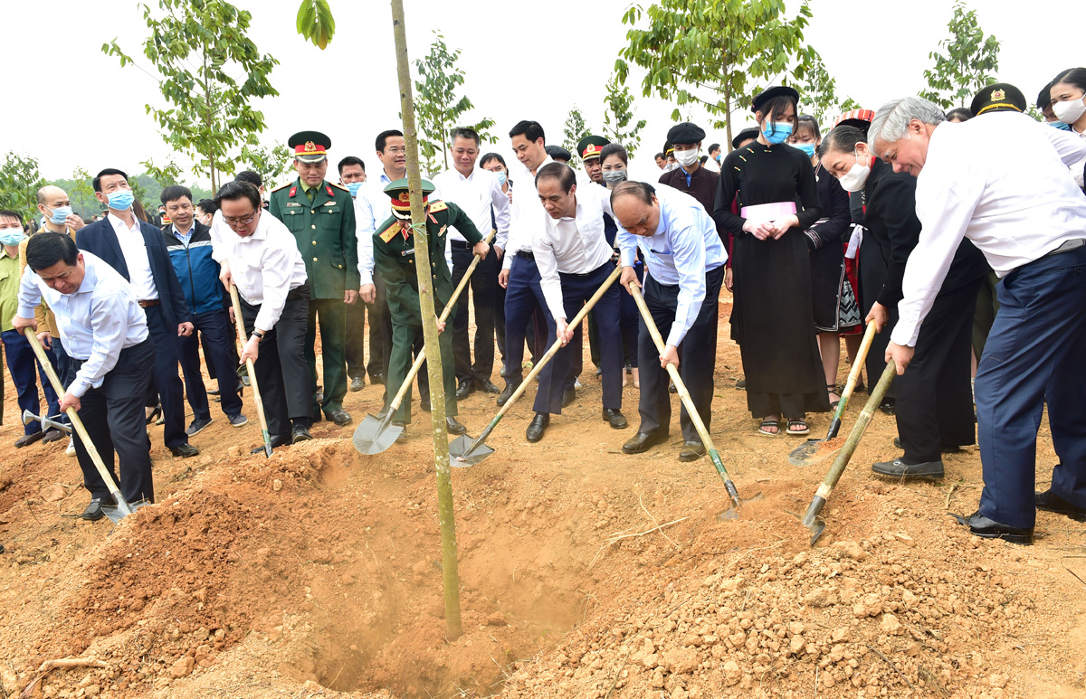 Thủ tướng Chính phủ Nguyễn Xuân Phúc cùng lãnh đạo Đảng, Nhà nước, lãnh đạo tỉnh Tuyên Quangp/trồng cây xanh tại Lễ phát động. 