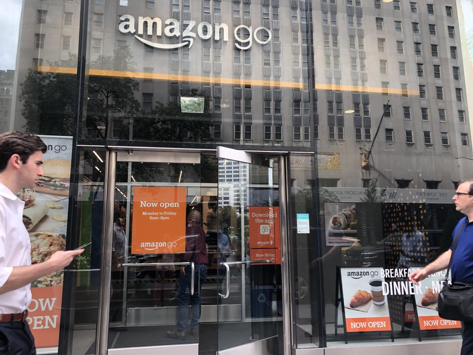 Amazon phát triển các cửa hàng thực thể để tăng điểm chạm tới khách hàng (Ảnh: Forbes)