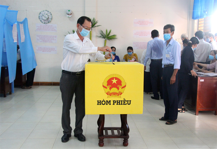 Phó Chủ tịch UBND tỉnh Nguyễn Minh Cảnh đã đến bỏ lá phiếu đầu tiên tại khu vực bỏ phiếu số 4, phường Phú Tân, thành phố Bến Tre - điểm Trường Tiểu học Chu Văn An.