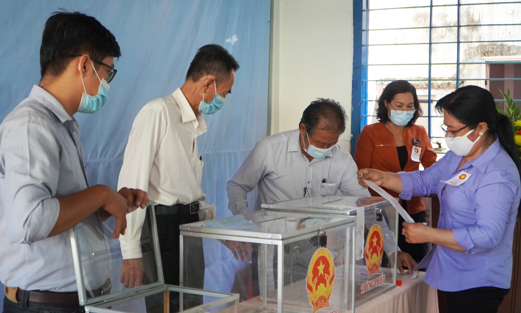 Kiểm tra và niêm phong thùng phiếu dưới sự giám sát của đại diện cử tri