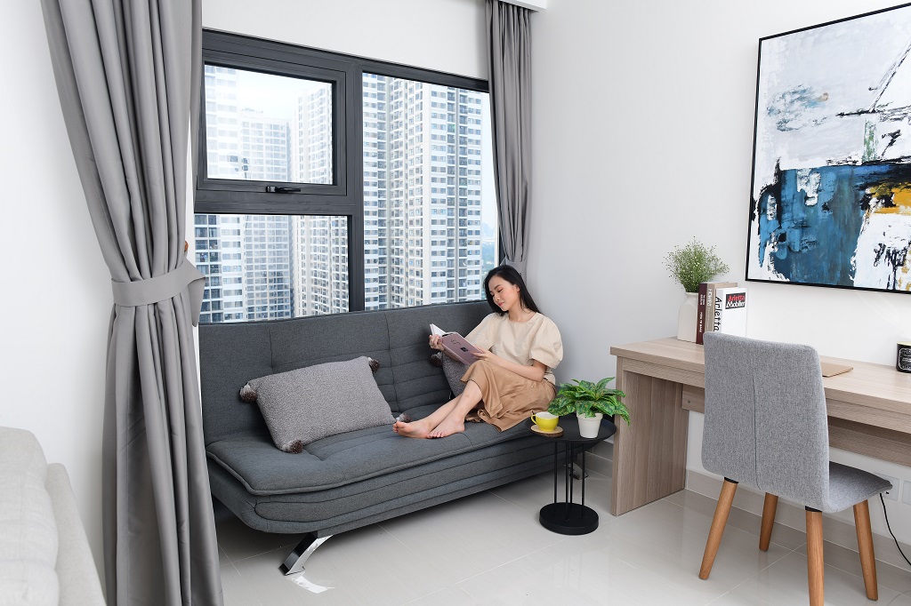 Cửa kính lớn giúp tối ưu ánh sáng tự nhiên và bầu không khí khoáng đạt cho căn hộ. Thư giãn trên chiếc ghế sofa phòng khách, gia chủ có thể dễ dàng đón nhận sự tĩnh tại của thiên nhiên tại đại đô thị xanh, có mật độ xây dựng thấp kỷ lục 14,7%.p/