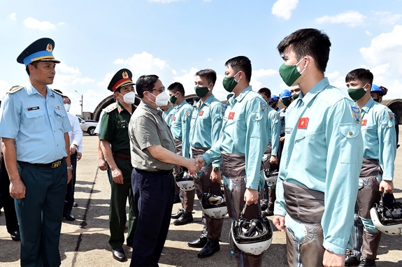 Thủ tướng Phạm Minh Chính thăm hỏi sĩ quan, phi công, nhân viên kỹ thuật Trung đoàn 935