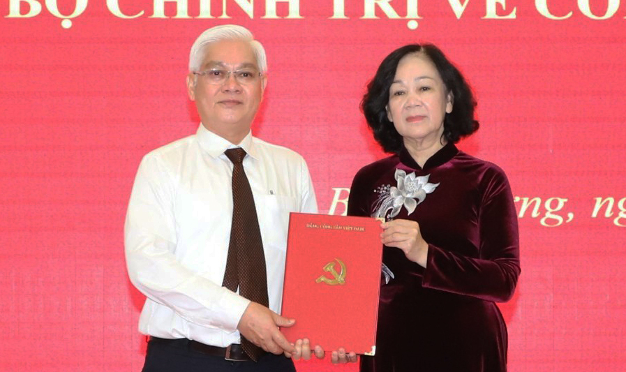 Bà Trương Thị Mai - Ủy viên Bộ Chính trị, Bí thư Trung ương Đảng, Trưởng Ban Tổ chức Trung ương trao Quyết định của Bộ Chính trị cho ông Nguyễn Văn Lợi