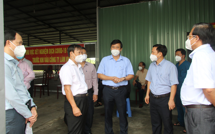 Ông Phạm Thiện Nghĩa - Chủ tịch Uỷ ban nhân dân tỉnh thăm hỏi tình hình hoạt động của doanh nghiệp 3 tại chỗ ở huyện Lấp Vò