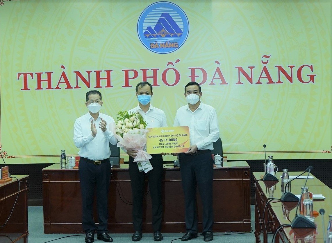 Đại diện lãnh đạo Tập đoàn Sun Group trao gói hỗ trợ 45 tỉ đồng lương thực, kít xét nghiệm cho lãnh đạo TP Đà Nẵng 3