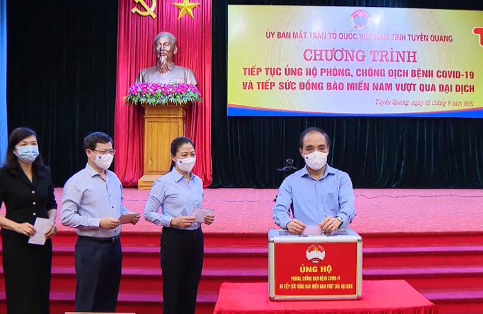 Các đồng chí lãnh đạo tỉnh Tuyên Quang ủng hộ tại chương trình.