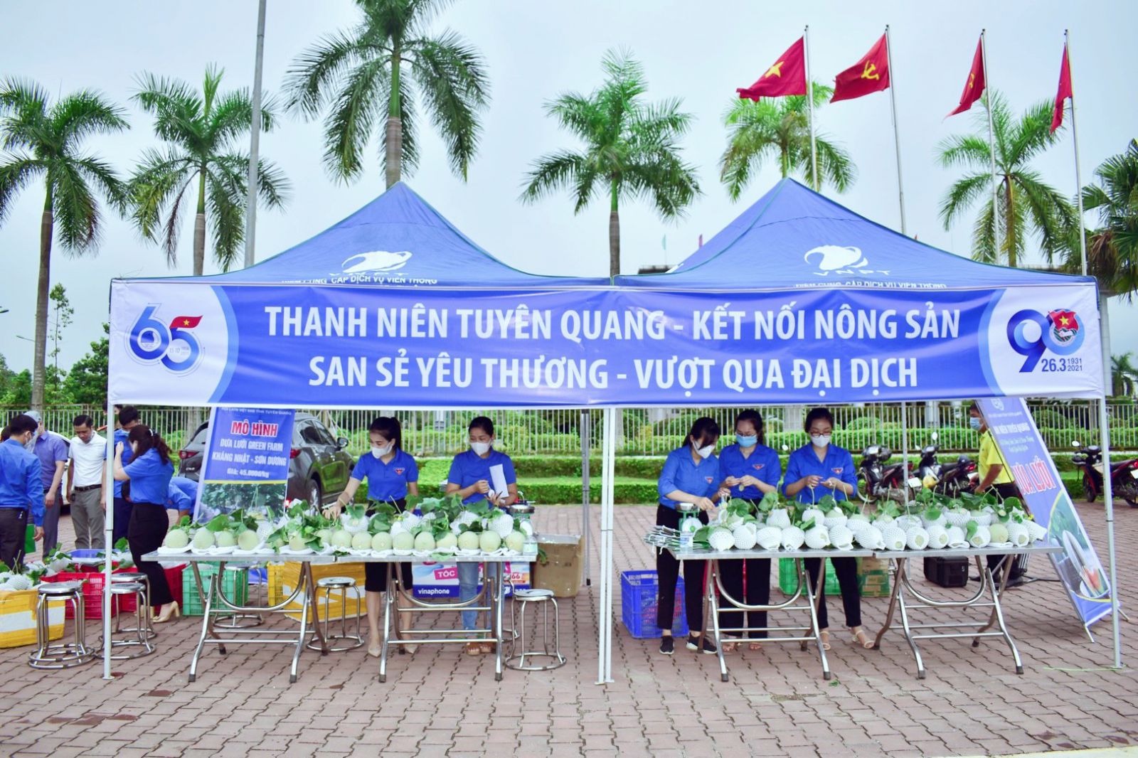 Điểm tiêu thụ nông sản của Tuổi trẻ Tuyên Quang với thông điệp “Thanh niên Tuyên Quang - kết nối nông sản - san sẻ yêu thương - vượt qua đại dịch”