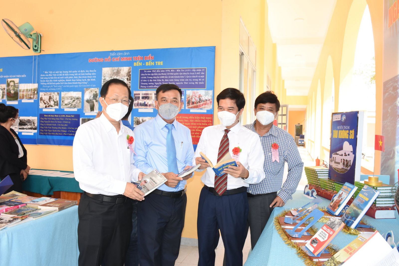 Phó chủ tịch Thường trực UBND tỉnh Nguyễn Trúc Sơn (bìa trái) cùng các đại biểu tham quan triển lãm trưng bày ảnh và sách về đường Hồ Chí Minh trên biển, bến Bến Tre.