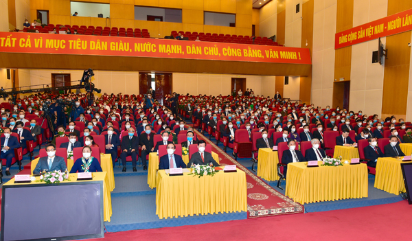Đồng chí Võ Văn Thưởng, Ủy viên Bộ Chính trị, Thường trực Ban Bí thư Trung ương Đảng trao tặng Huân chương Độc lập Hạng Ba cho tỉnh Tuyên Quang