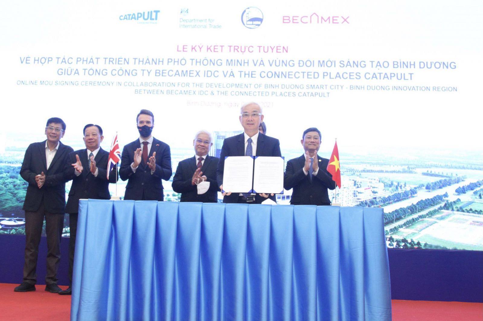 Thực hiện nghi thức ký kết hợp tác trực tuyến giữa Becamex IDC và The Connected Places Catapult tại điểm cầu Bình Dương, Việt Nam.