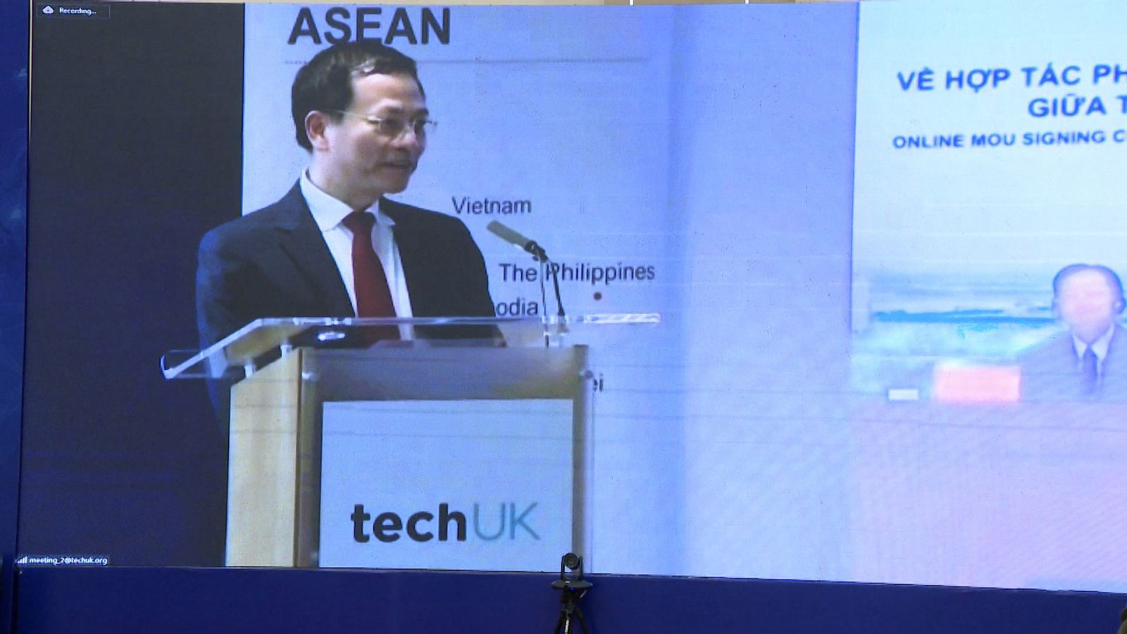 Bộ trưởng Bộ Thông tin và Truyền thông, Nguyễn Mạnh Hùng phát biểu tại điểm cầu Vương quốc Anh.