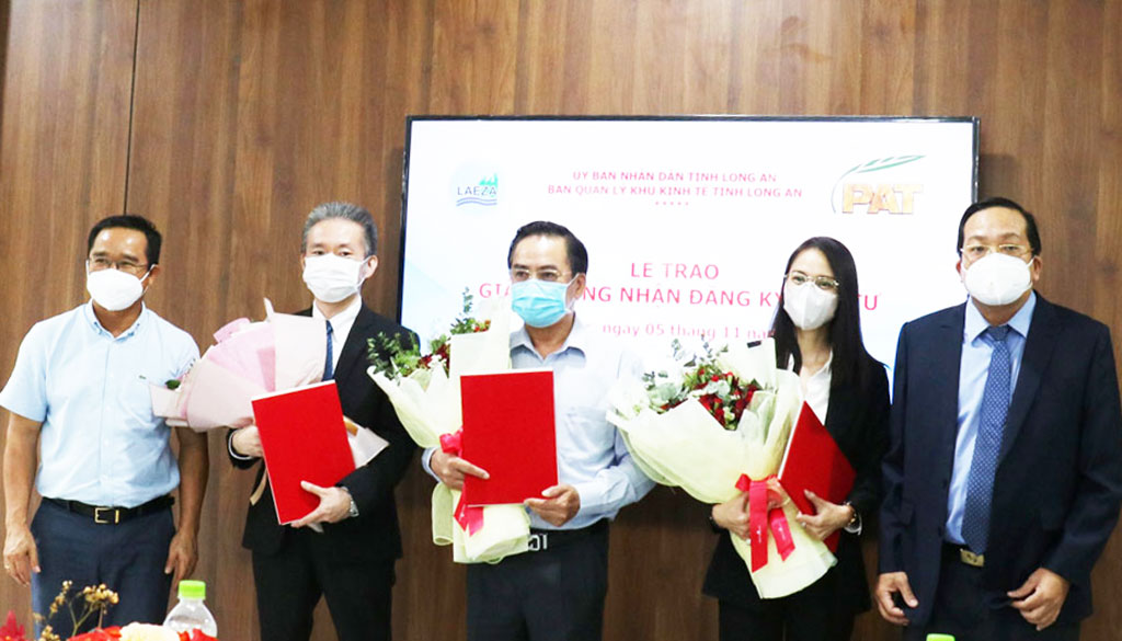 Bí thư Tỉnh ủy Long An Nguyễn Văn Được (bìa trái), Phó Chủ tịch UBND tỉnh Nguyễn Minh Lâm trao giấy chứng nhận đầu tư cho các doanh nghiệp